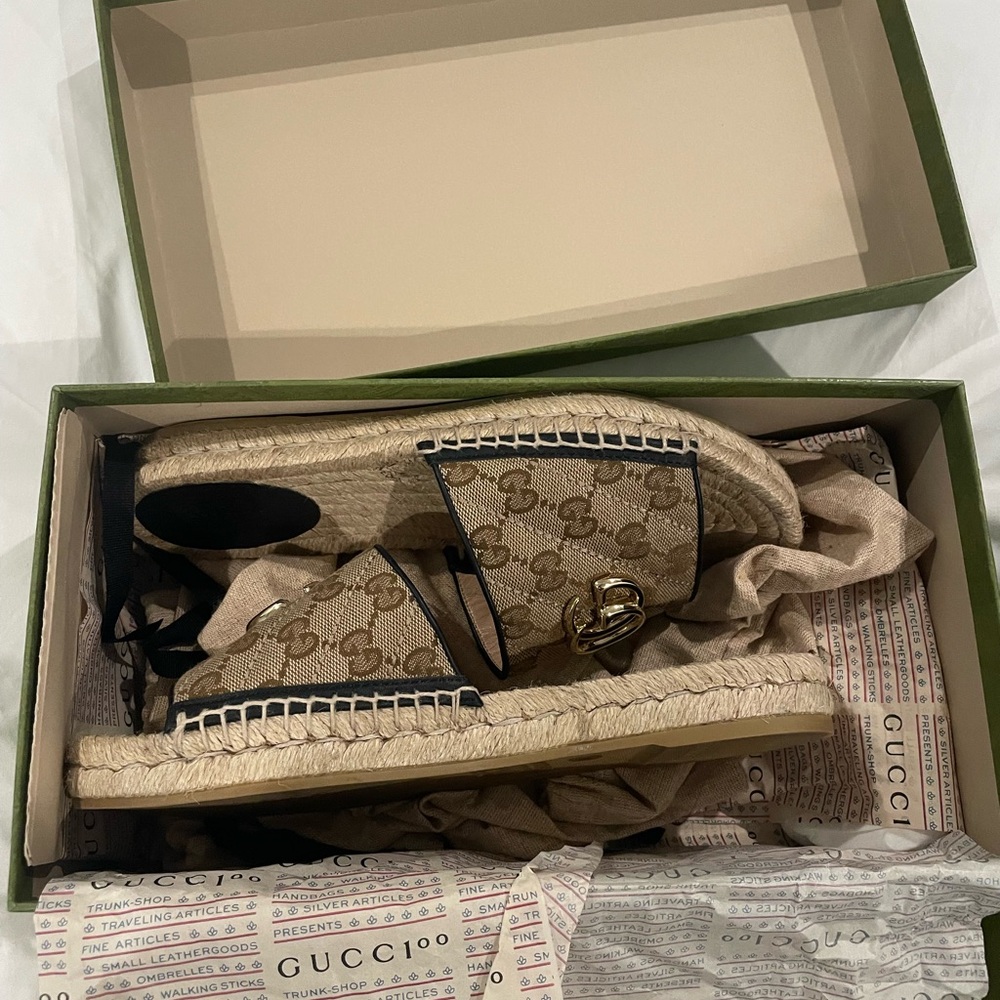 Beige gucci sandals
